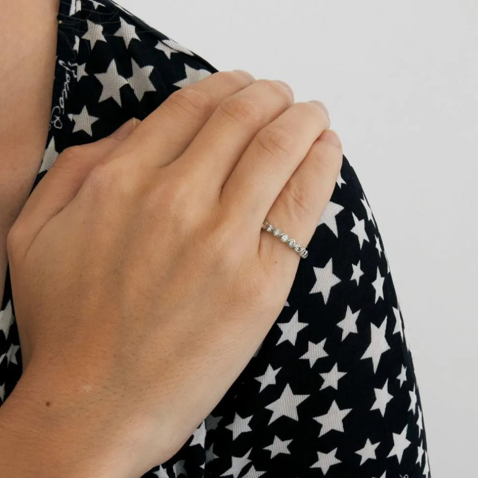 Demie alliance en or gris et diamants