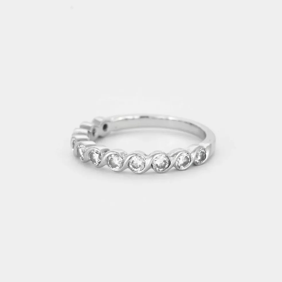 Demie alliance en or gris et diamants