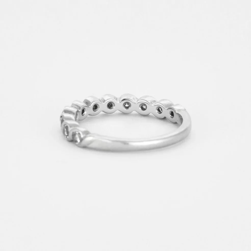 Demie alliance en or gris et diamants