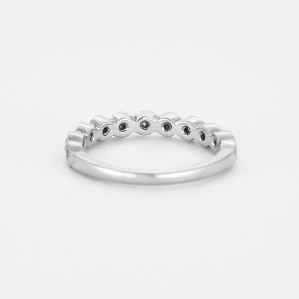 Demie alliance en or gris et diamants