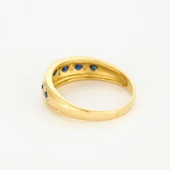 Demie-alliance en or deux tons saphirs et diamants