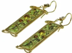 Des boucles d'oreilles en or