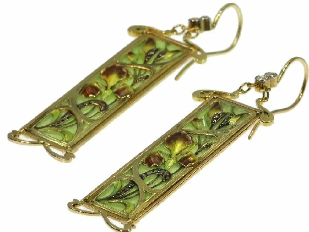 Des boucles d'oreilles en or