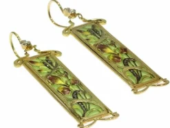 Des boucles d'oreilles en or