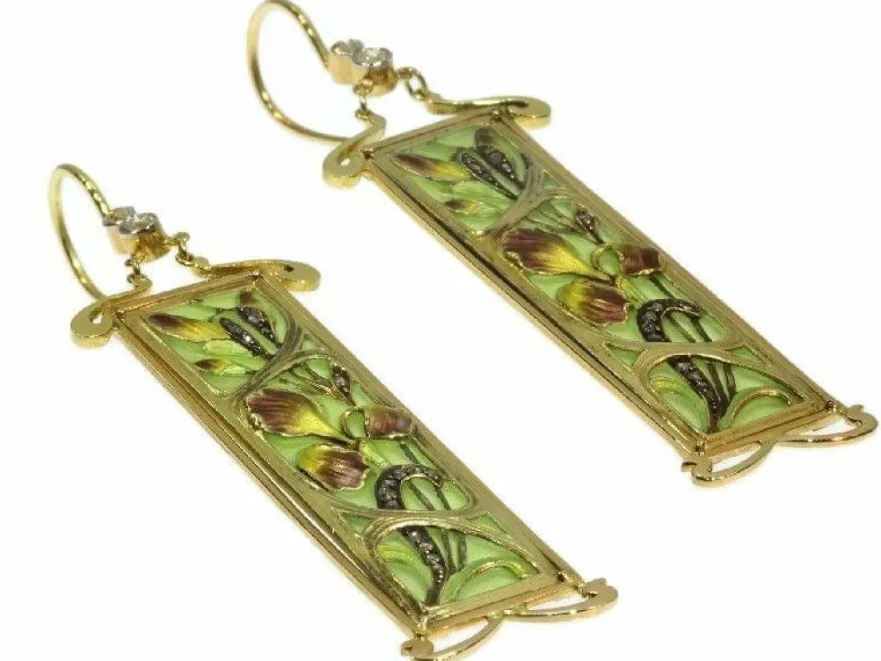 Des boucles d'oreilles en or