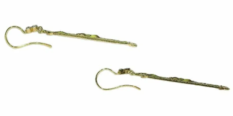 Des boucles d'oreilles en or