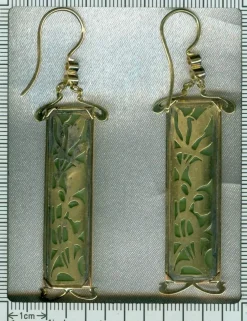 Des boucles d'oreilles en or