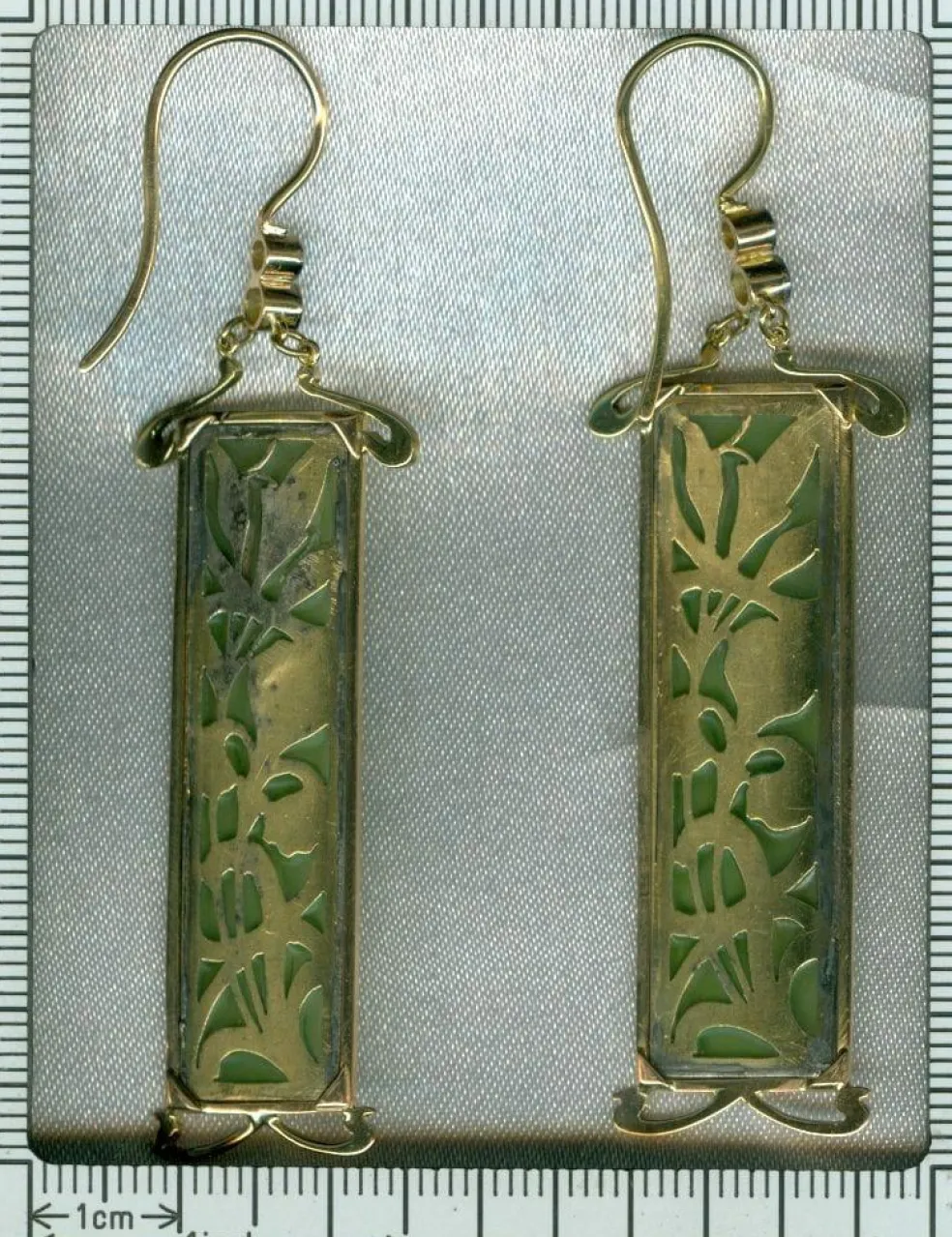 Des boucles d'oreilles en or