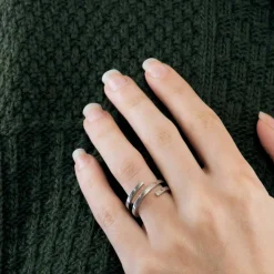 DINH-VAN - Spirale - Bague or blanc, diamants noirs et diamants