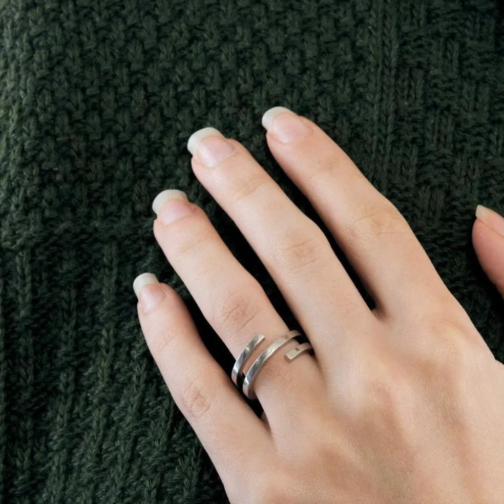 DINH-VAN - Spirale - Bague or blanc, diamants noirs et diamants