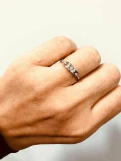 Délicate bague trilogie diamants
