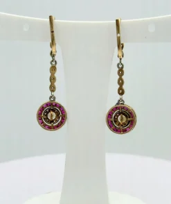 Dormeuses anciennes à pendeloques en or jaune, rubis, diamants, perle