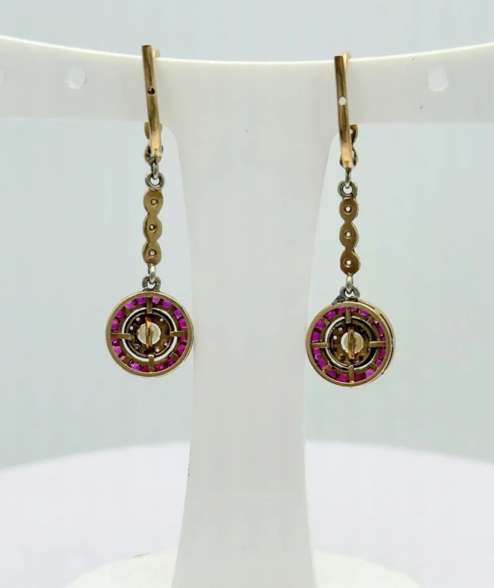 Dormeuses anciennes à pendeloques en or jaune, rubis, diamants, perle