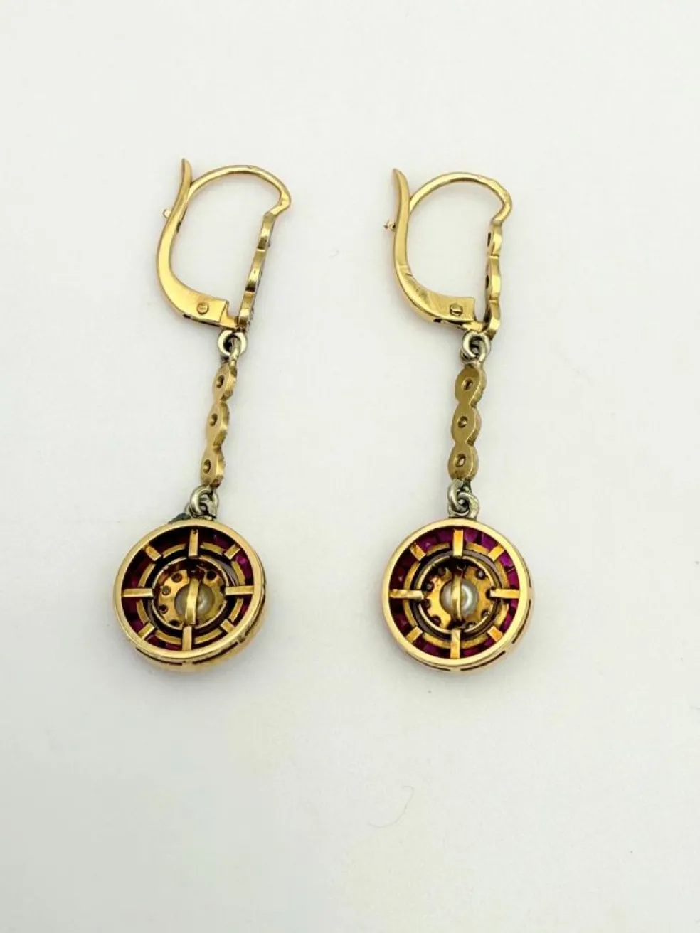 Dormeuses anciennes à pendeloques en or jaune, rubis, diamants, perle