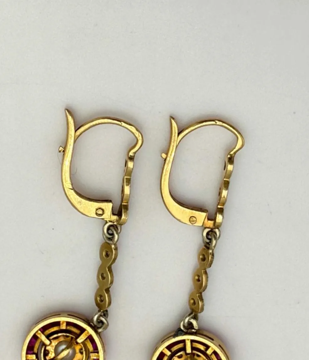 Dormeuses anciennes à pendeloques en or jaune, rubis, diamants, perle