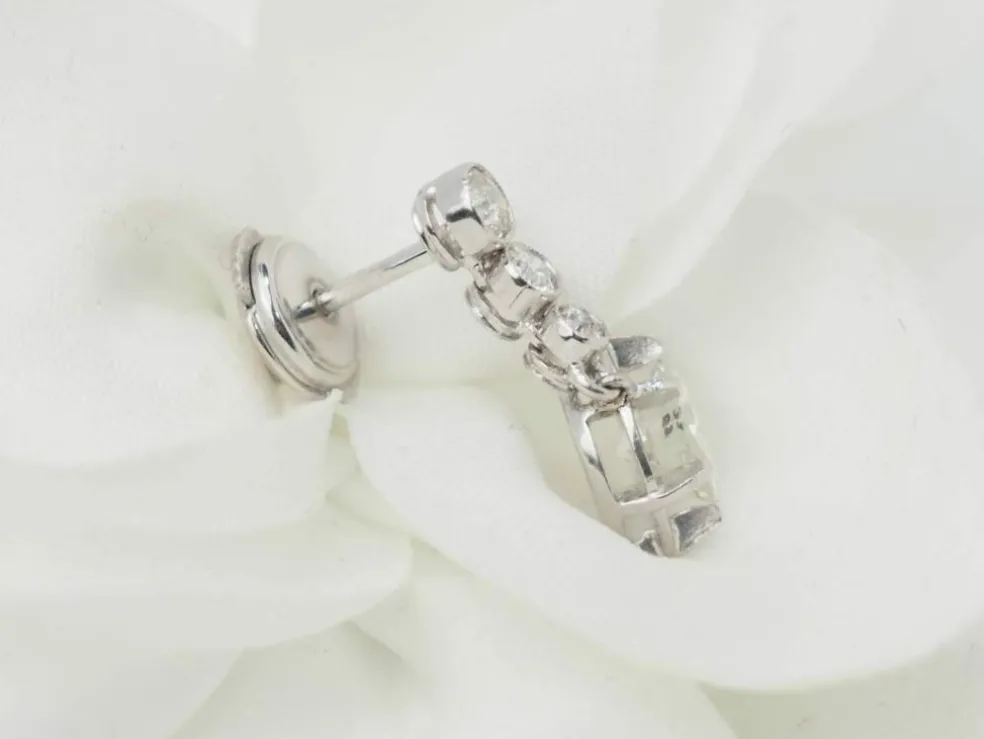 Dormeuses anciennes en or blanc et diamants