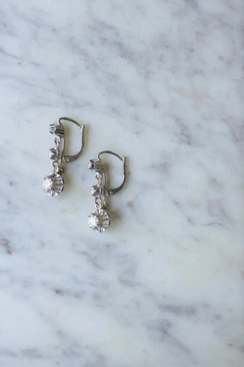 Dormeuses Art Deco en or gris et diamants