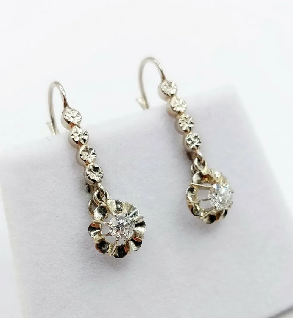 Dormeuses or blanc et platine, diamants (circa 1930)