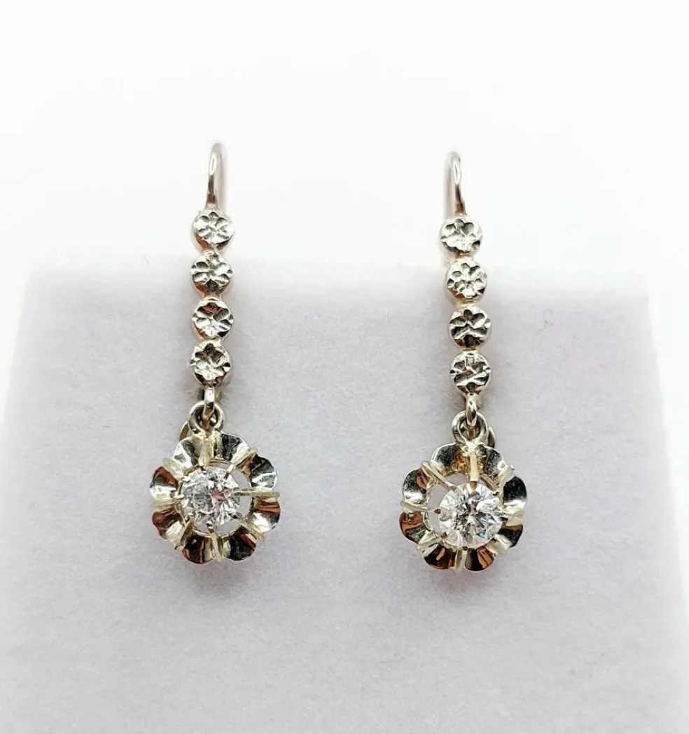 Dormeuses or blanc et platine, diamants (circa 1930)