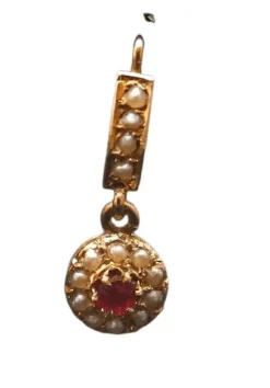Dormeuses Perles Et Pierre Rouge, Or 18 Carats.