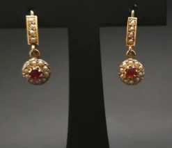 Dormeuses Perles Et Pierre Rouge, Or 18 Carats.