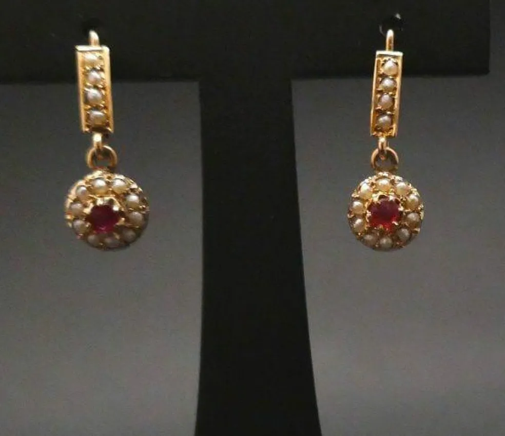 Dormeuses Perles Et Pierre Rouge, Or 18 Carats.