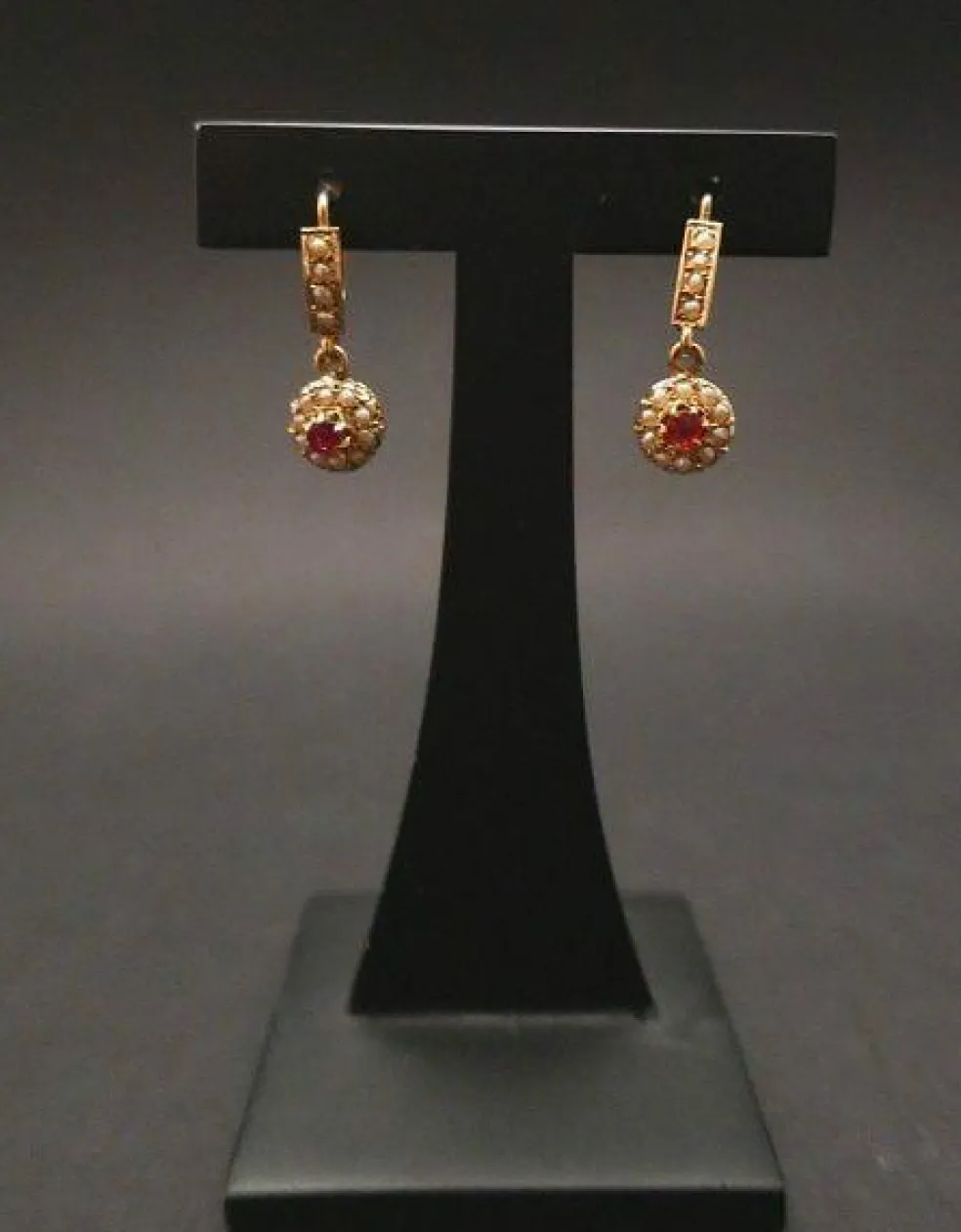 Dormeuses Perles Et Pierre Rouge, Or 18 Carats.