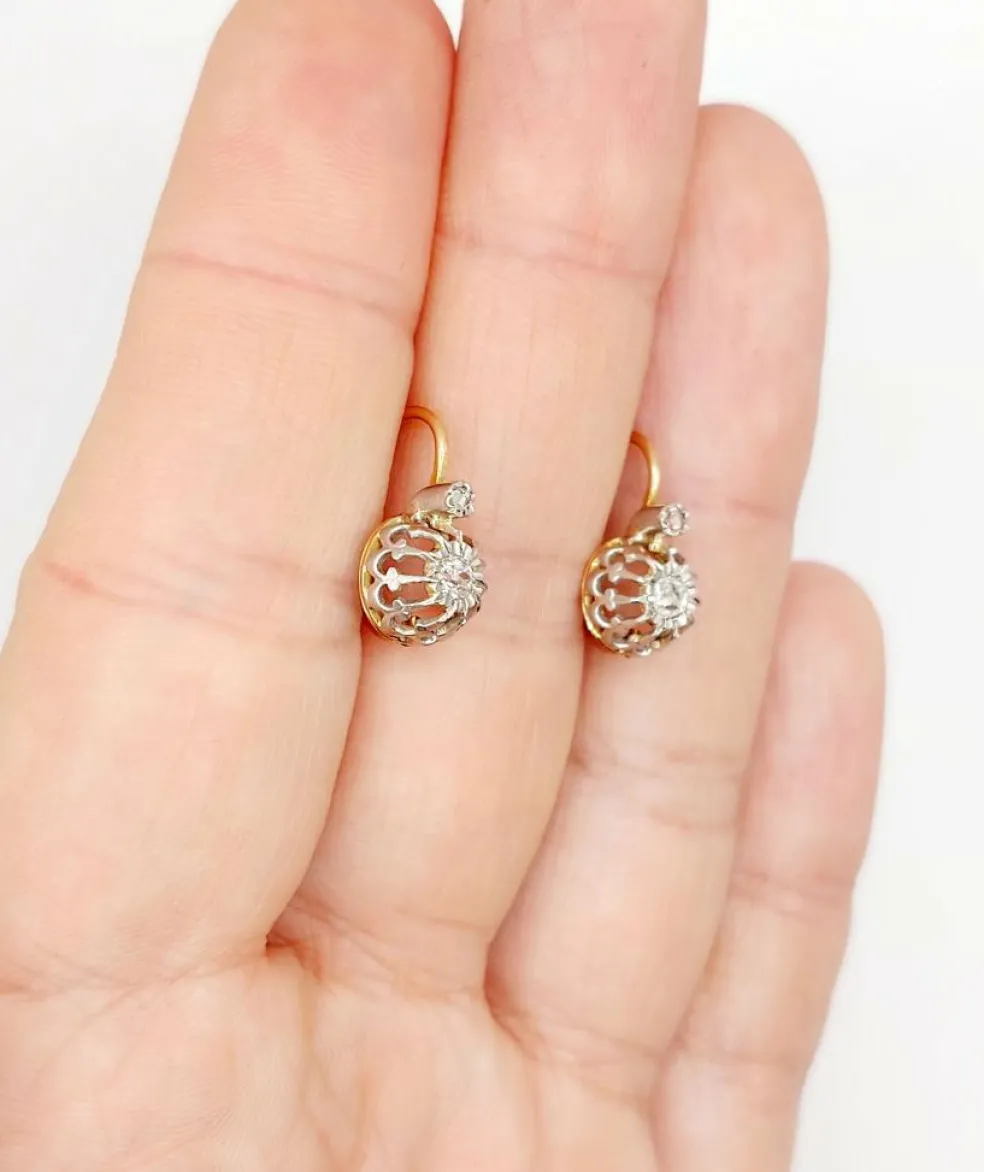 Dormeuses victorienne or jaune ornée de diamants tailles anciennes en sertis fleur de lys