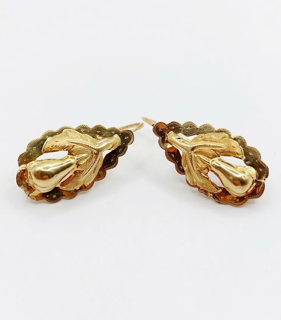 Dormeuses victoriennes XXL or jaune formant une feuille et un fruit finement ciselés (circa 1900)