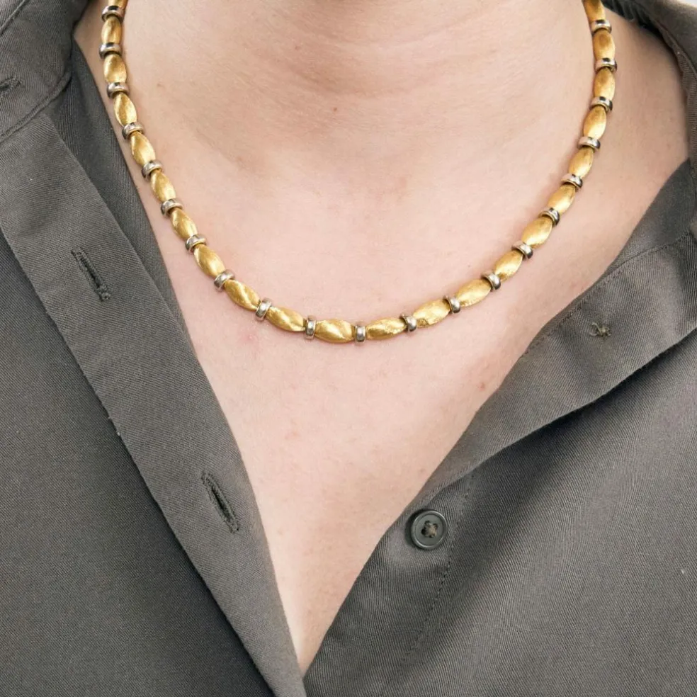 Elégant Collier Or jaune Guilloché et Perles d'Or Gris