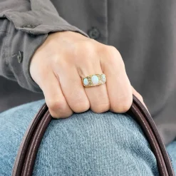Elégante Bague Jarretière Or Jaune, Opale et Diamants