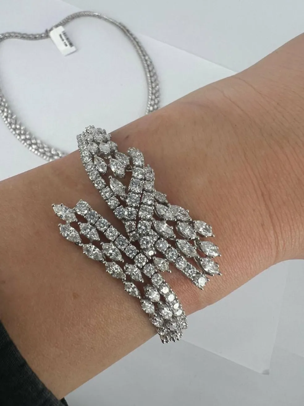 Ensemble collier et bracelet en or blanc et diamants haut de gamme