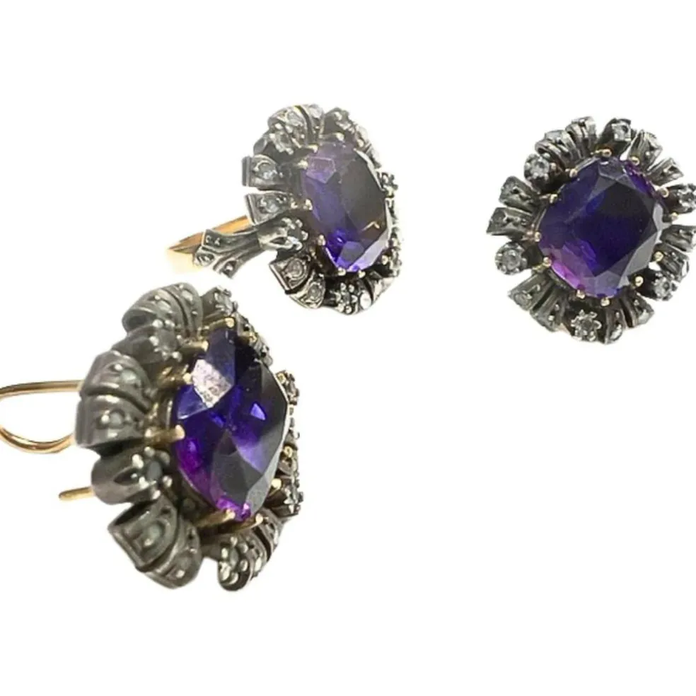 ensemble de bague et boucles d'oreilles en or et argent avec saphirs