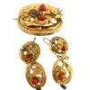 Ensemble de style élisabéthain composé d'une broche et de boucles d'oreilles en or 18 carats avec corail
