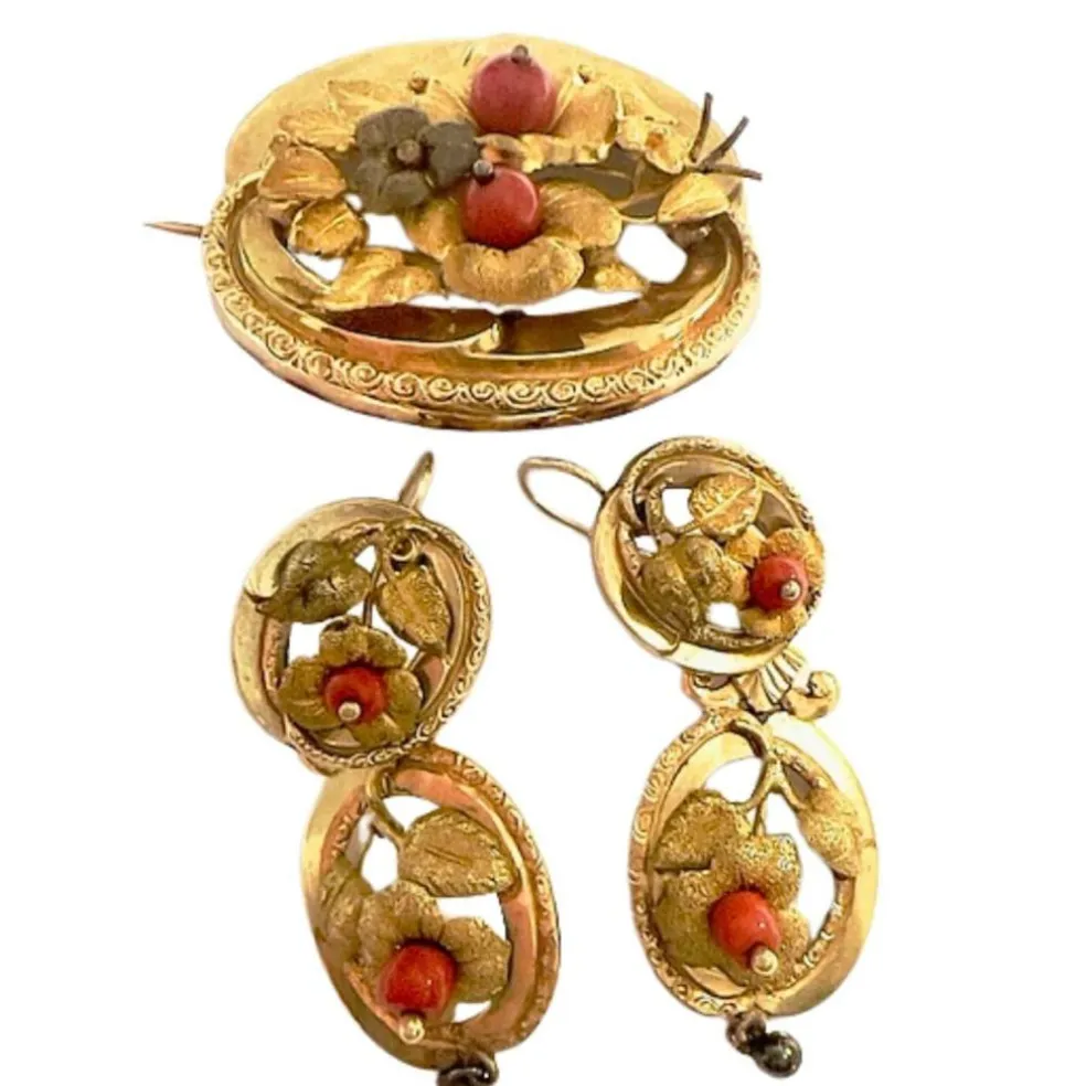 Ensemble de style élisabéthain composé d'une broche et de boucles d'oreilles en or 18 carats avec corail