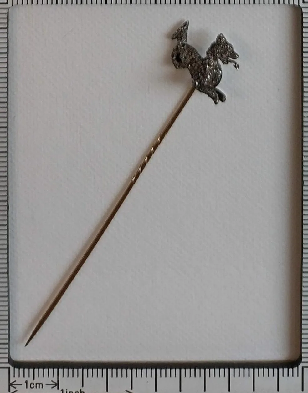 Epingle à cravate griffon chargée de diamants