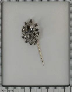 1760 epingle diamant rococo- un héritage précieux