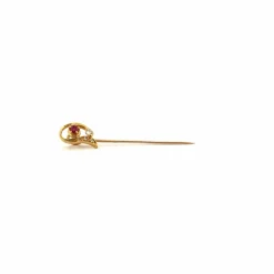 Epingle or jaune, rubis et diamants