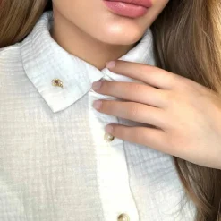 Epingle or jaune, rubis et diamants