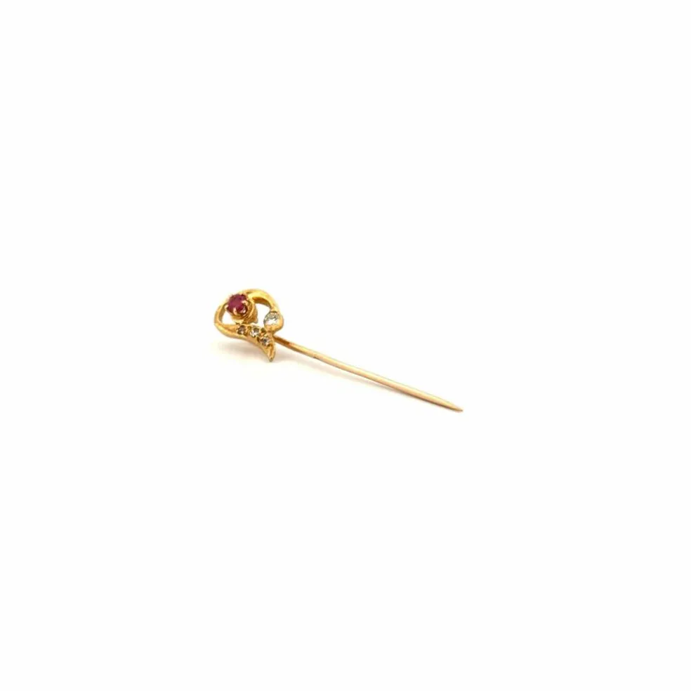 Epingle or jaune, rubis et diamants