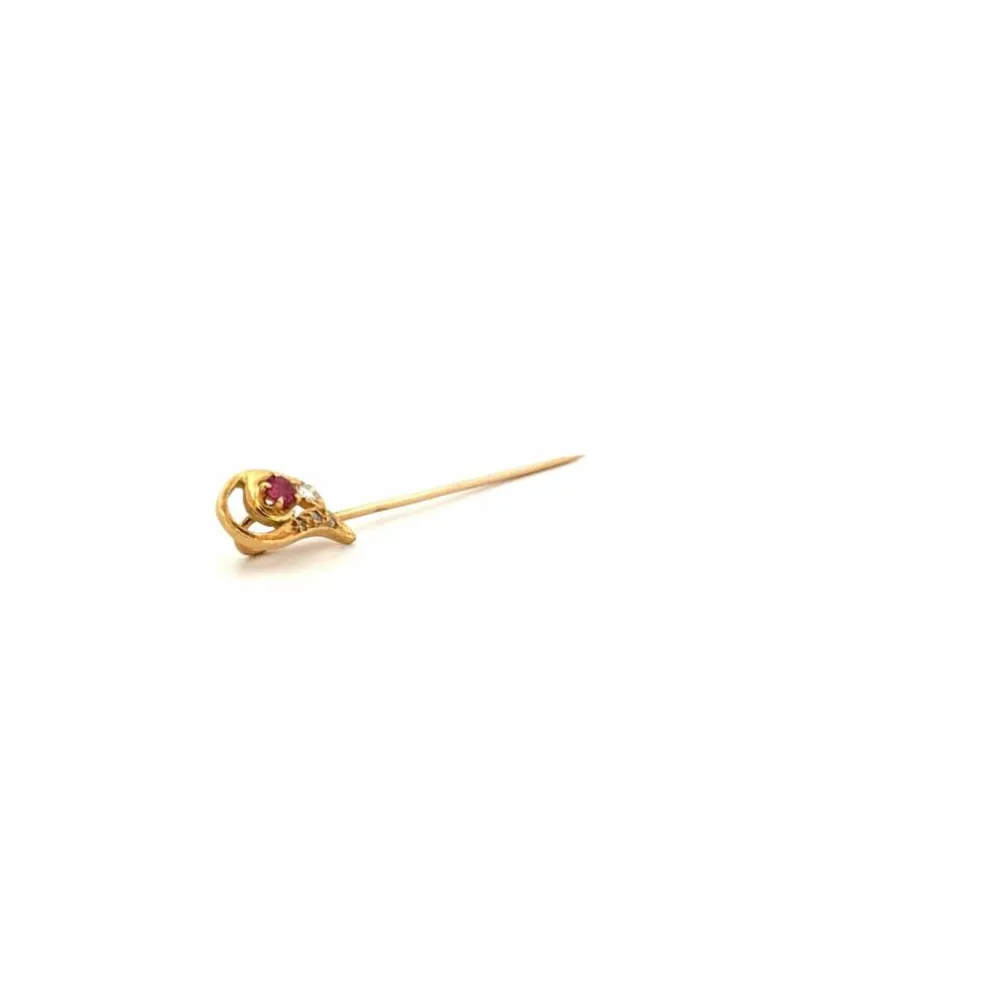 Epingle or jaune, rubis et diamants