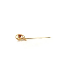 Epingle or jaune, rubis et diamants
