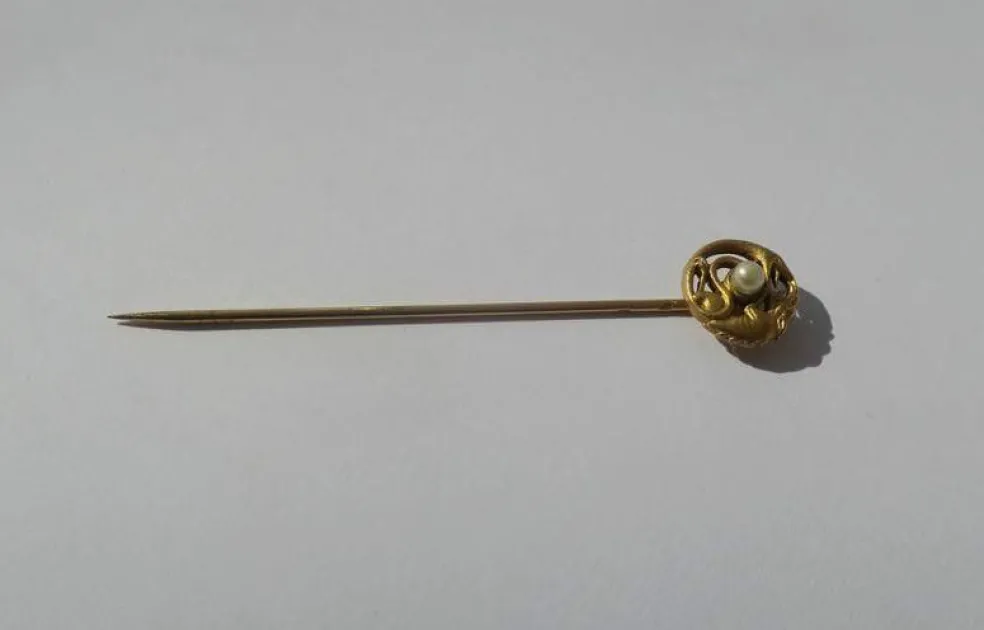 Epingle serpent chien, or rose et perle fine