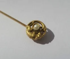 Epingle serpent chien, or rose et perle fine