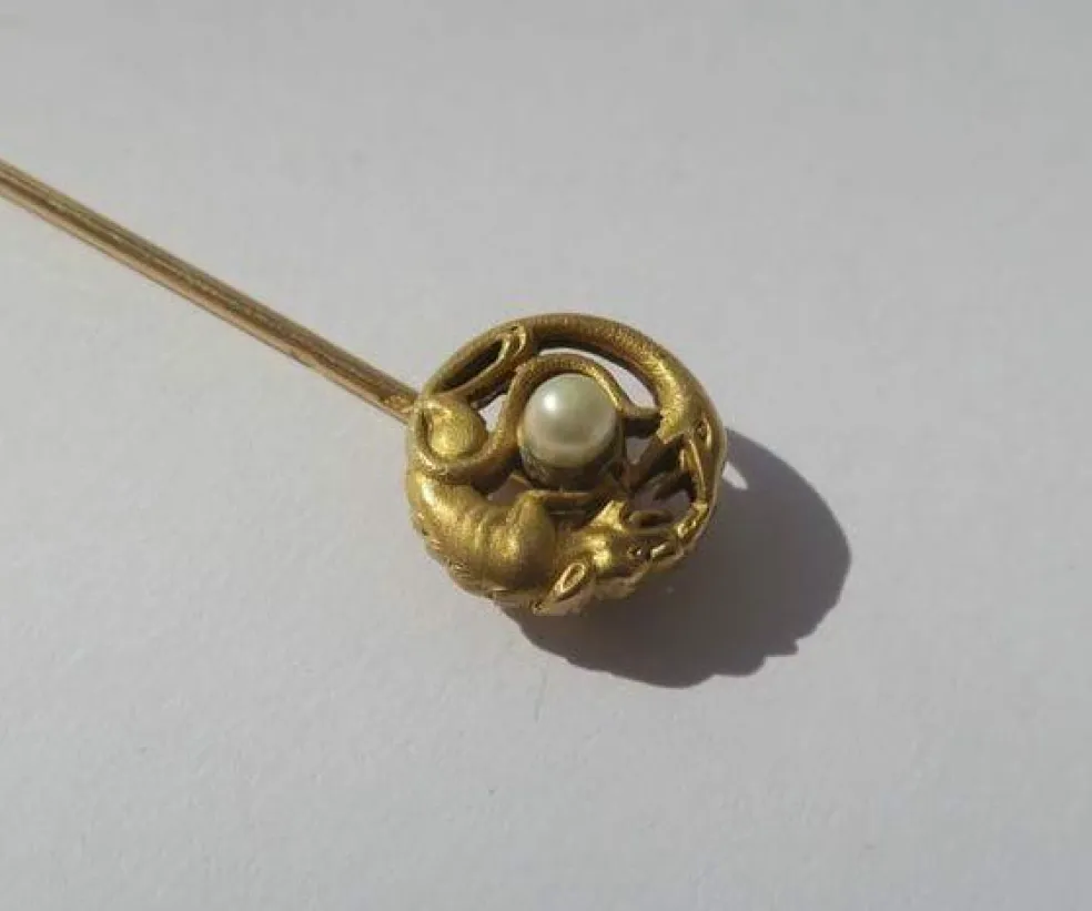 Epingle serpent chien, or rose et perle fine