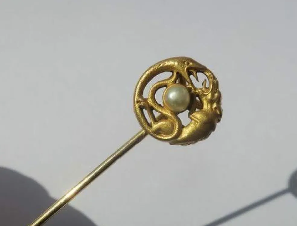 Epingle serpent chien, or rose et perle fine