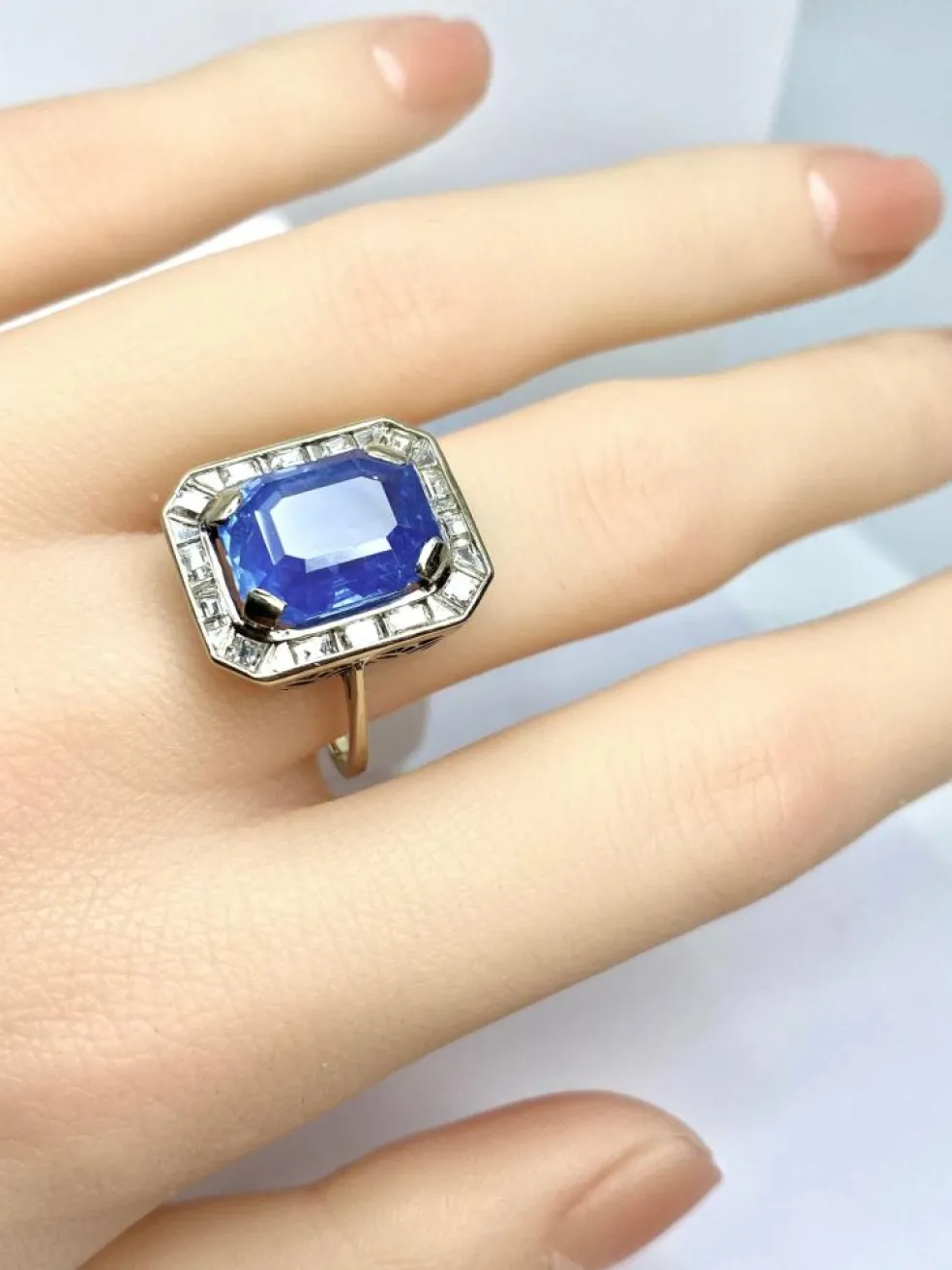 Exceptionnelle bague or blanc, saphir 9,40 carats Ceylan non chauffé