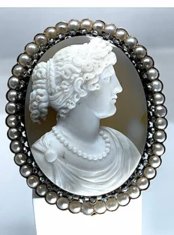 Exceptionnelle broche en or jaune camée sur agate représentant Caroline Murat 19e