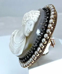 Exceptionnelle broche en or jaune camée sur agate représentant Caroline Murat 19e
