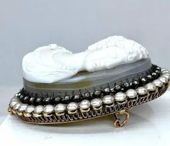 Exceptionnelle broche en or jaune camée sur agate représentant Caroline Murat 19e